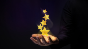 5 étoiles dans une main qui représentent les avis Google